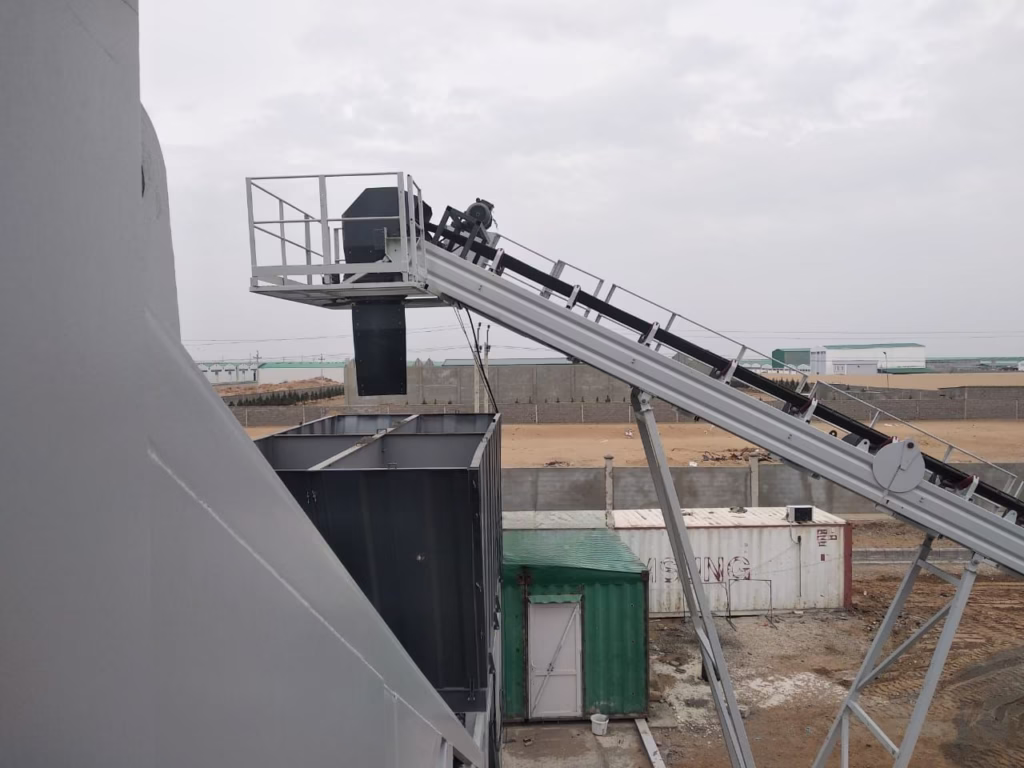 Polygonmach aggregate feeding conveyor transferring aggregates into batching plant silos